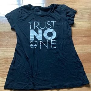 Trust no one alien t-shirt